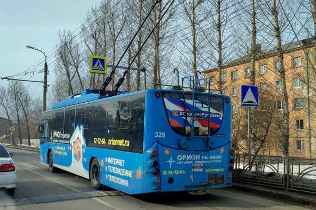 Наклейки со слоганами «Своих не бросаем», «Мы вместе» и другими появились на 50 больших магистральных автобусах.