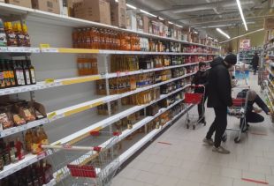 В магазинах все чаще пустеют полки с крупами и сахаром.