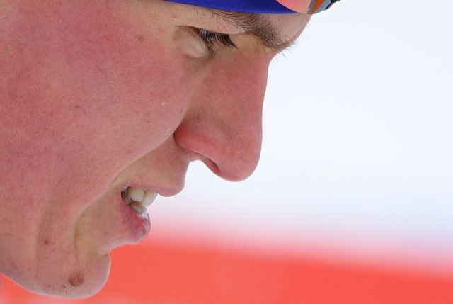 Александр Большунов (Россия) после финиша на дистанции спринта свободным стилем в финале среди мужчин на соревнованиях по лыжным гонкам "Тур де Ски" в швейцарском Ленцерхайде.