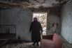 Местная жительница в разрушенном в результате обстрела доме в Кировске