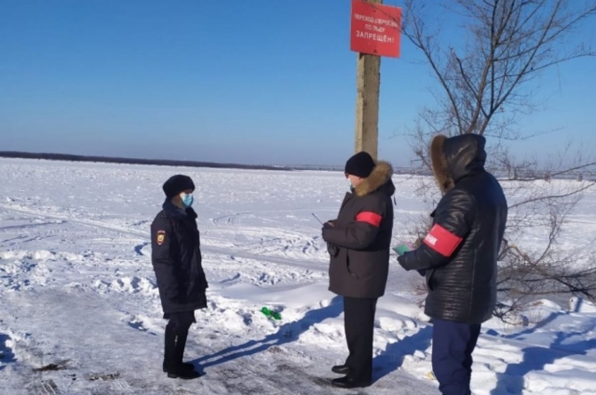 Выход на лед чудского запрет. Структура весеннего льда. Выход на лед. Выход на лёд Чудское. Выход и выезд на лед запрещен картинки.