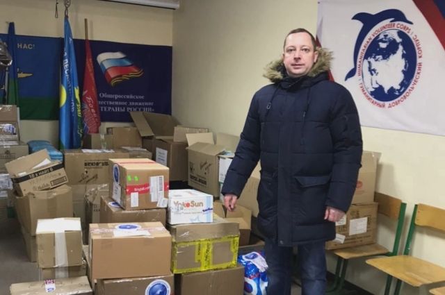Тарас Чиканцев вместе с коллегами собрал 16 коробок с продуктами, средствами гигиены и канцтоварами