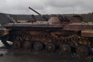 Украинские бойцы на подступах к Мариуполю уничтожили танк оккупантов.