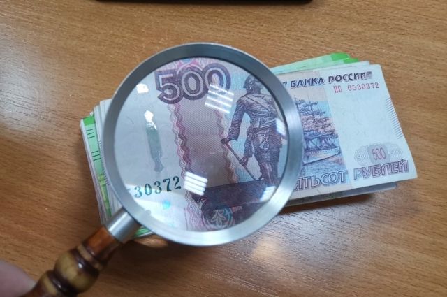 Во время обысков полицейские изъяли документы, электронные носители информации, печати, и около 10 миллионов рублей.