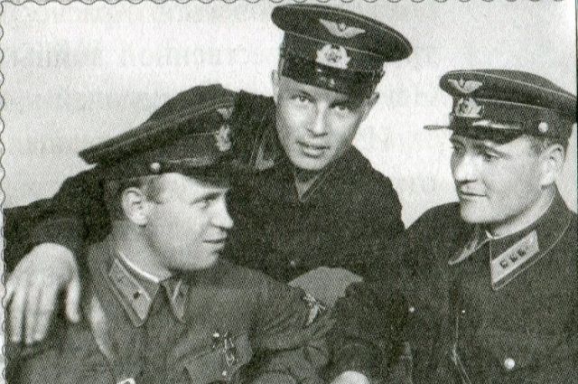 Храмченко (крайний слева) в годы войны/