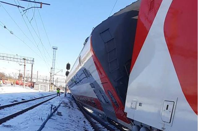 Двухэтажный пассажирский вагон сошел с рельсов в Оренбурге.