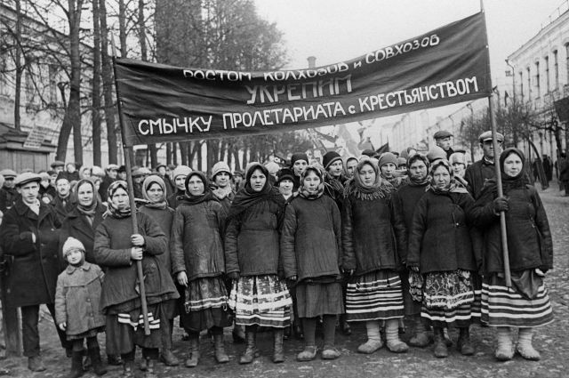 Женщины на праздновании XII годовщины Октября. Орехово-Зуево, Московская область, 7 ноября 1929 года