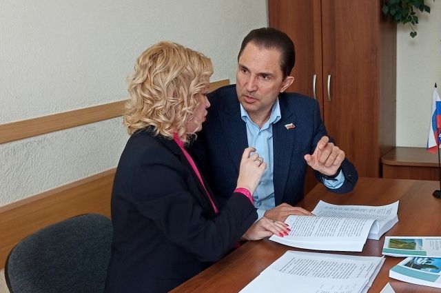 Министр образования Сахалинской области Анастасия Киктева и спикер островного парламента Андрей Хапочкин.
