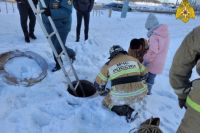 Момент падения семилетней девочки в открытый колодец в Оренбурге попал на видео.