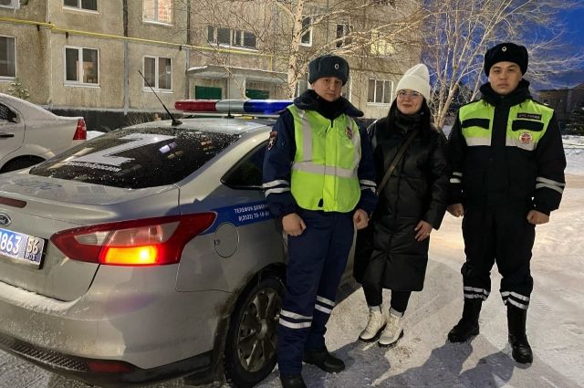 В Гае инспекторы ДПС помогли девушке-водителю, чей автомобиль застрял в снегу.