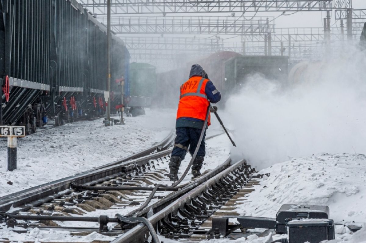 В Кузбассе ведётся круглосуточная очистка железной дороги от снега | АиФ  Кузбасс