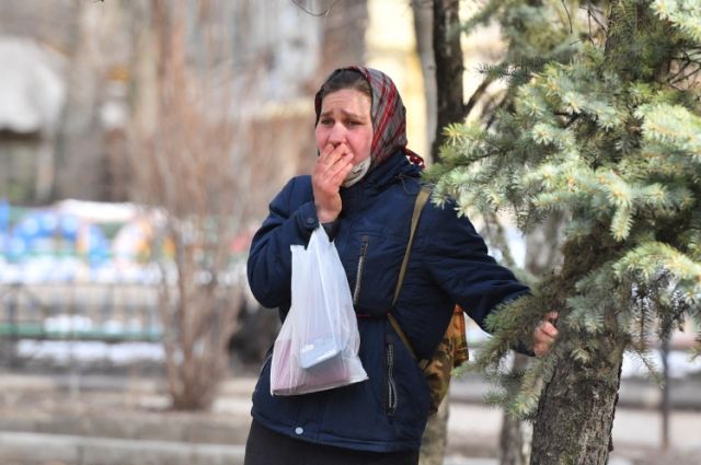 Девушка плачет в центре Донецка, где украинские нацисты убили множество мирных жителей с помощью ракеты "Точка-У". 14.03.2022