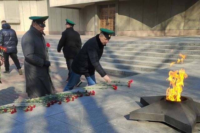 Ветераны-пограничники возложили цветы к Вечному огню и почтили минутой молчания героев тех событий.