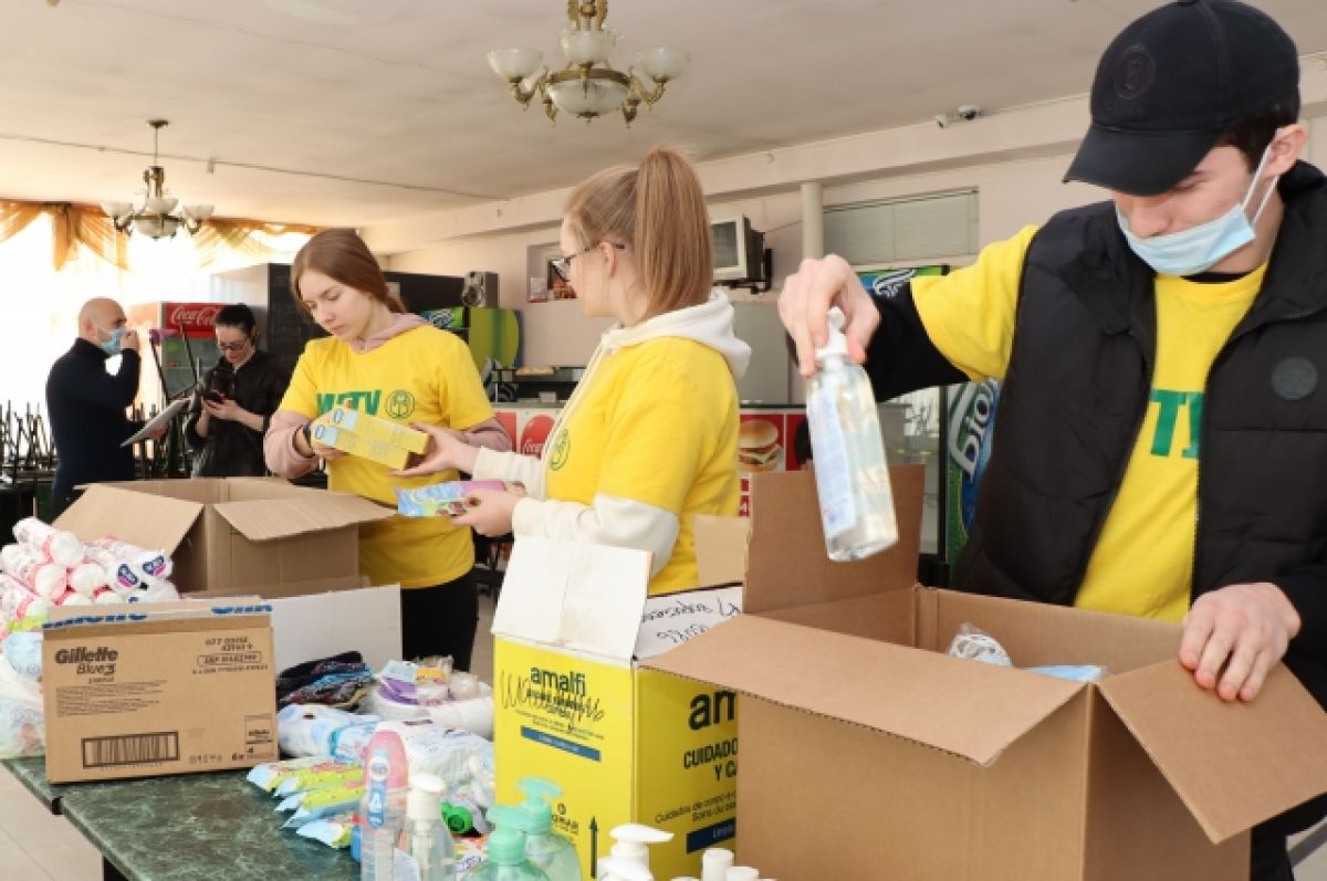 Волонтер продукты. Волонтеры помогают. Волонтеры гуманитарная помощь. Волонтеры собирают гуманитарную помощь. Центр сбора гуманитарной помощи для Донбасса.