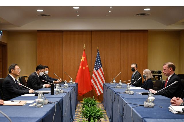 Встреча советника по национальной безопасности США Джейка Салливана (крайний справа) с членом Политбюро ЦК КПК Ян Цзечи (крайний слева).