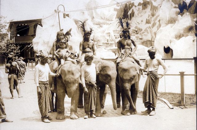 Племя аборигенов из Филиппин в человеческом зоопарке Сент-Луиса, 1904 г.