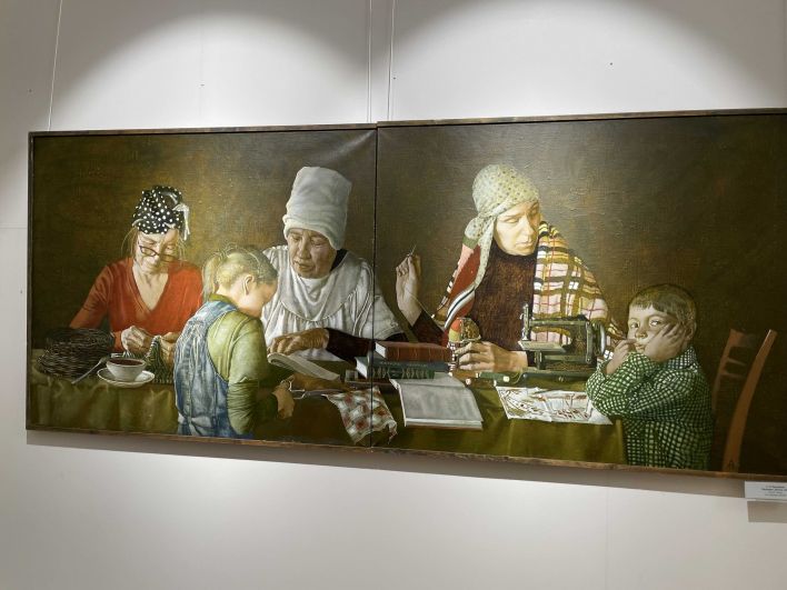 В иркутском художественном музее открылась выставка к юбилею региона.