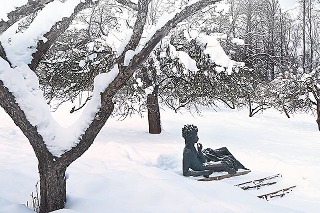 Скульптура «Пушкин-лицеист» в яблоневом саду, рядом с домом великого поэта.