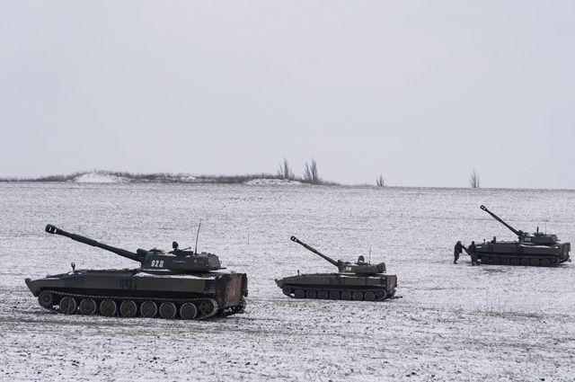 Самоходные артиллерийские установки армии НМ ДНР на окраинах Мариуполя.
