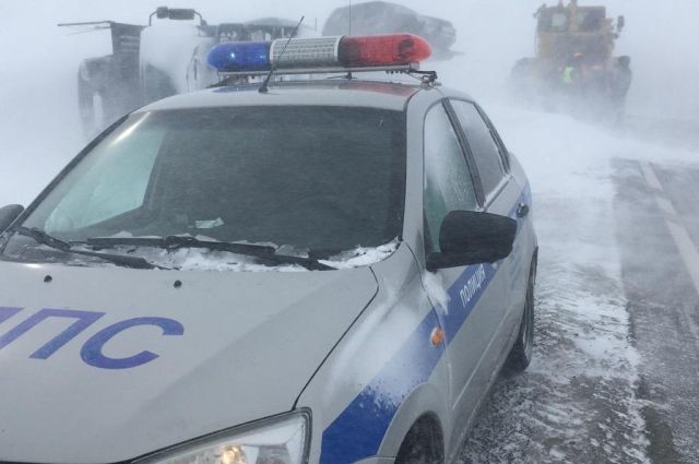  Полицейские в Соль-Илецком районе помогли водителю перевернувшегося автовоза Mercedes-Benz выбраться из снежного заноса. 
