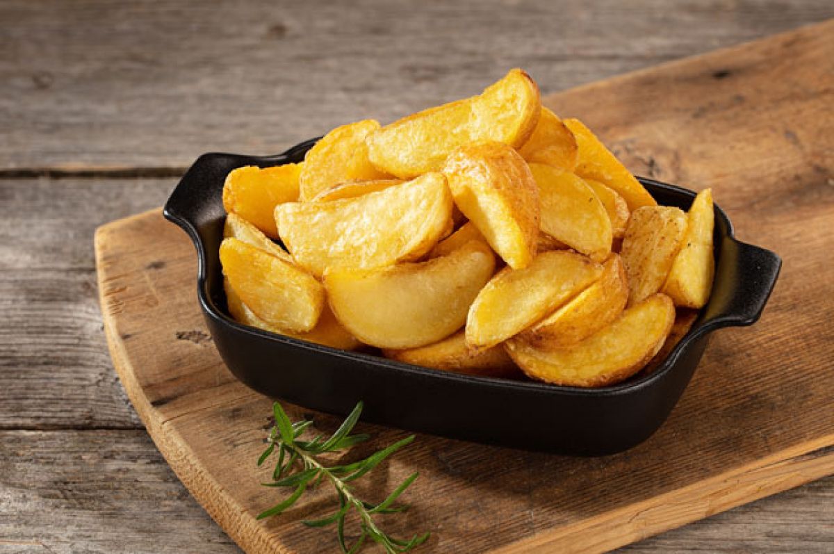 Вкусный Рецепт: Хрустящий картофель по-деревенски с сырным соусом