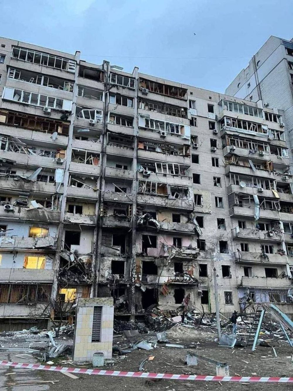 Так выглядит «денацификация» россиянами жилого дома в Киеве