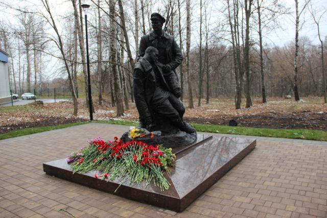 На месте гибели Агеева в парке Оружейного завода на Перекопе сейчас установлен памятник.