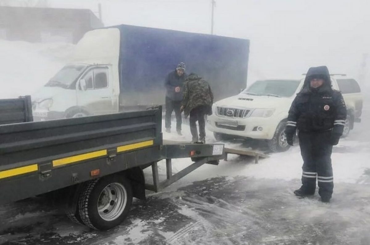 Полицейские спасли оренбуржцев, замерзающих на трассе «Оренбург – Орск» |  АиФ Оренбург