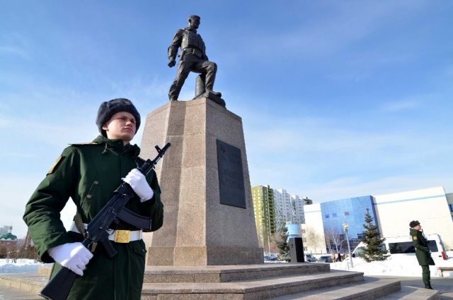 В Оренбурге почтили память Героя России Александра Прохоренко.
