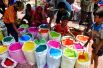 Продажа красок для фестиваля Холи в Мумбаи