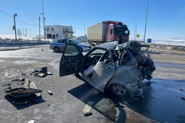В УМВД Оренбуржья рассказали подробности тройного ДТП с грузовиком Mercedes в Северном районе. 