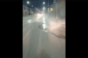 В Новотроицке устраняют крупную аварию на водопроводе на улице Советской.