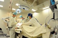 Анестезиолог во время операции следит за состоянием всех жизненно важных систем и органов человека.