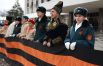 Люди на торжественной церемонии поднятия государственного флага России в честь празднования Дня воссоединения Крыма с Россией на Главной городской площади в Краснодаре