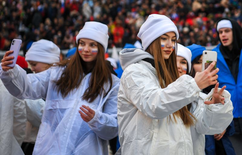 Участники перед началом митинга-концерта «Крымская весна» на стадионе «Лужники»