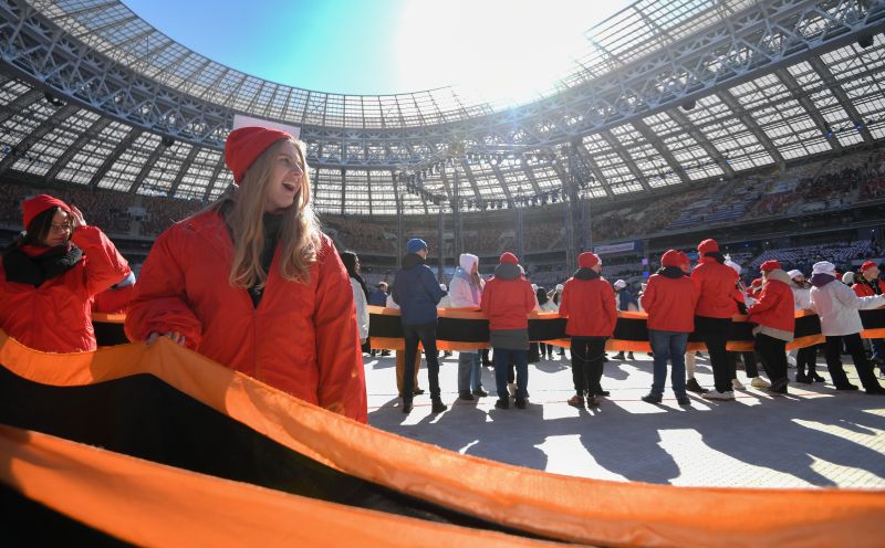 Волонтёры перед началом митинга-концерта в «Лужниках», посвящённом воссоединению Крыма с Россией