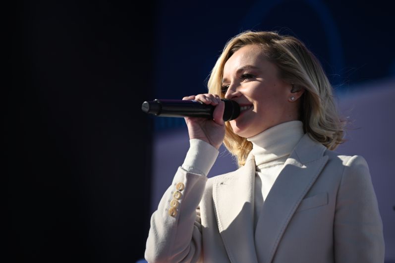Певица Полина Гагарина выступает на митинге-концерте в «Лужниках», посвящённом воссоединению Крыма с Россией