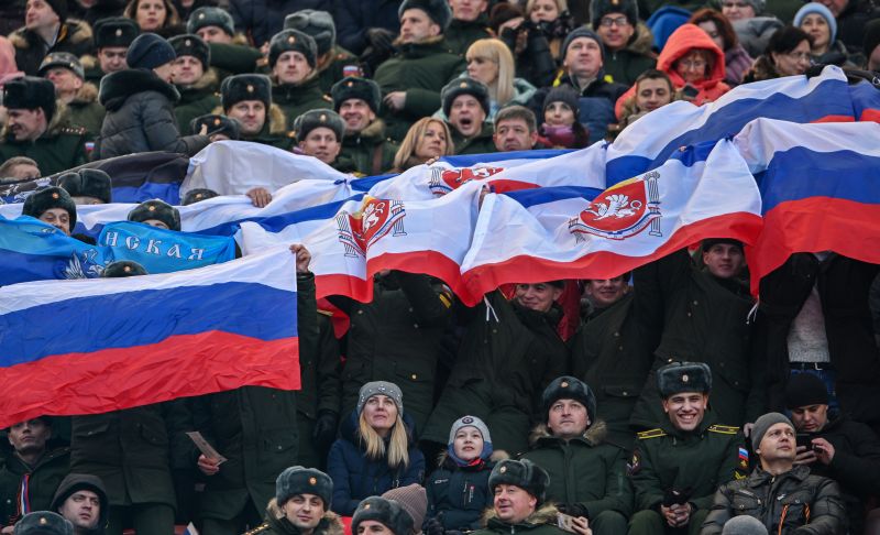Военнослужащие с флагами России и Крыма на митинге-концерте в «Лужниках», посвящённом воссоединению Крыма с Россией
