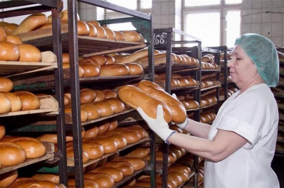 Батон хлеба подорожал на 3 рубля. Много хлеба. Очень много хлебобулочных изделий. Выпечка хлеба на хлебозаводе. Хлебобулочная промышленность.