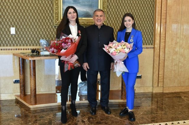 Фигуристка была приглашена на встречу в Дом правительства РТ вместе со своей мамой  Алсу Анваровной Валиевой.