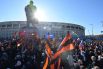 Зрители перед началом митинга-концерта «Крымская весна» на стадионе «Лужники»