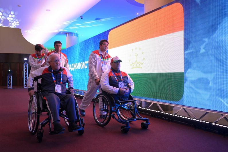 Спортсмены сборной Таджикистана перед началом церемонии открытия зимних Игр паралимпийцев «Мы вместе. Спорт» в ледовом дворце «Югра Мега Спорт»