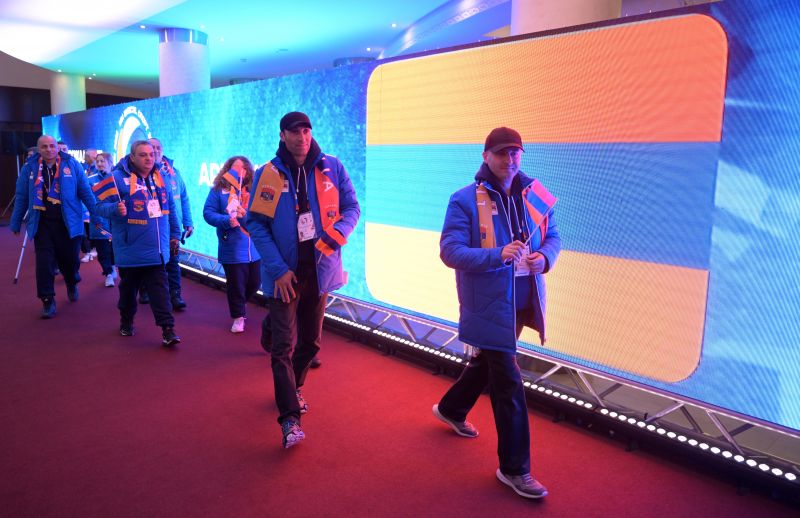 Спортсмены сборной Армении перед началом церемонии открытия зимних Игр паралимпийцев «Мы вместе. Спорт» в ледовом дворце «Югра Мега Спорт»