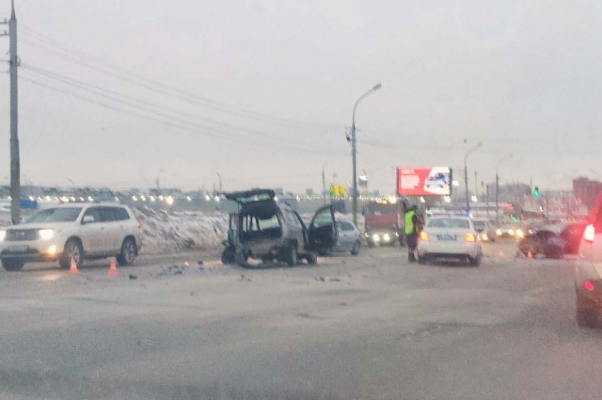 Столкновение лоб в лоб. Авария в Новосибирске сегодня утром на Гусинобродском шоссе. Авария у Малибу Омск Lexus. Гусинобродское шоссе 104 авария.