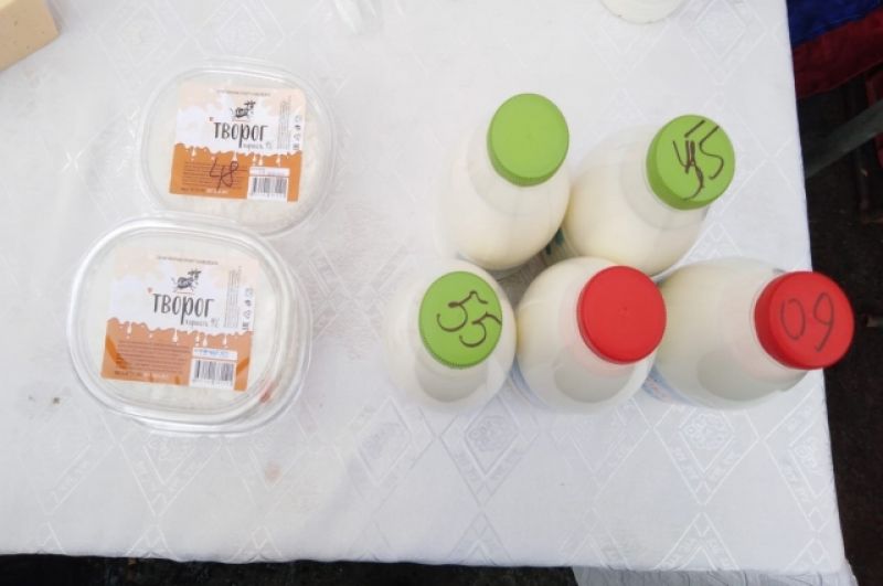 Молоком и молочными продуктами торгуют фермеры. 