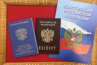 Документ дает право на медицинское обслуживание, возможность трудоустройства без оформления патента и разрешения, а также получить российское гражданство по упрощенной схеме.