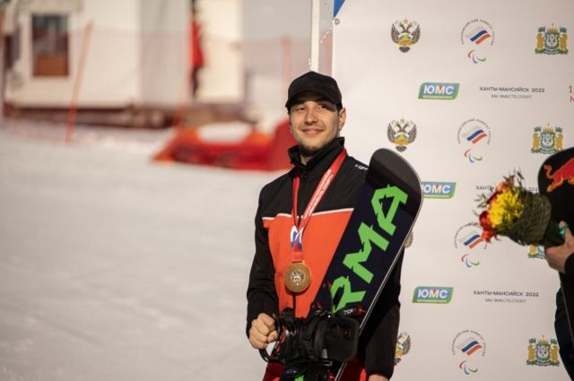 До недавнего времени Алексей Петров строил свою спортивную карьеру в следж-хоккейном клубе «Югра»