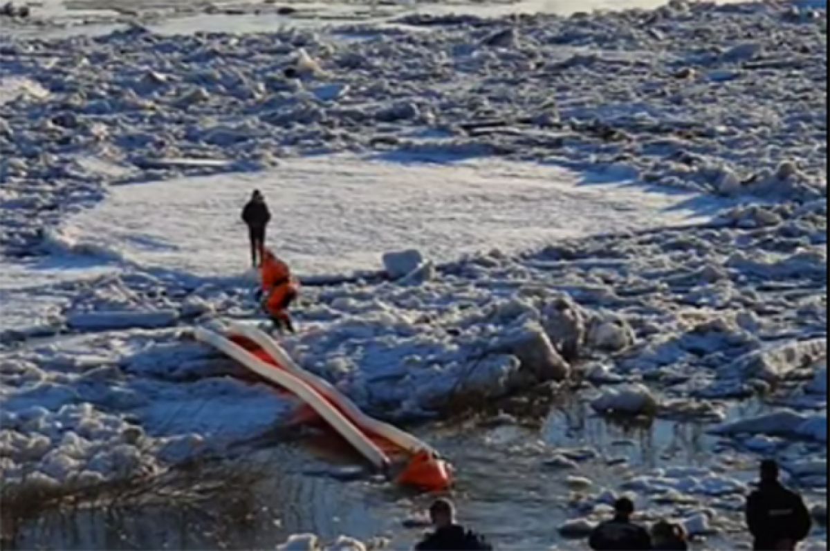 Прочитайте ледоход лед идет вышел на берег. Льдина. Женщина на льдине. Ребенок провалился под лед.