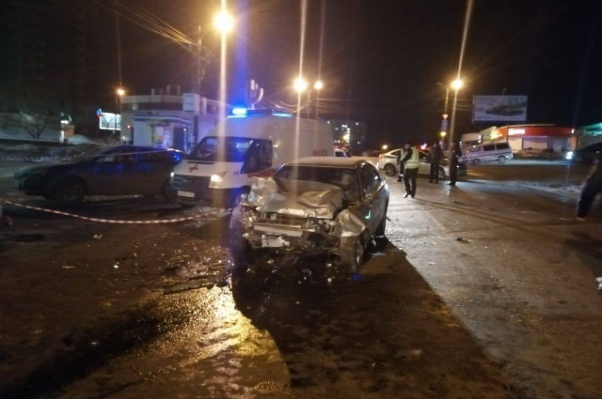 Что случилось в хабаровске. ДТП В Хабаровске вчерашнее. Авария на Шелеста Хабаровск. Хабаровская авария вчера.