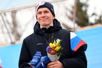 Александр Большунов, занявший первое место в масс-старте на 25 км Деминского марафона в Ярославской области, на церемонии награждения. 07.03.2022